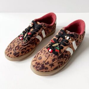 NWOT Madden NYC Woman Brown Suede Leopard Charms Sneaker US9 Boho Preppy Grunge